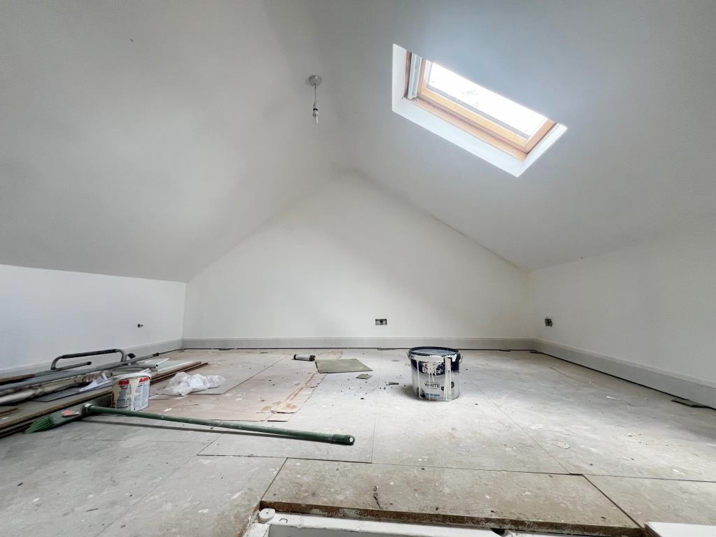 Lot: 44 - TERRACED HOUSE FOR IMPROVEMENT - partially converted attic room